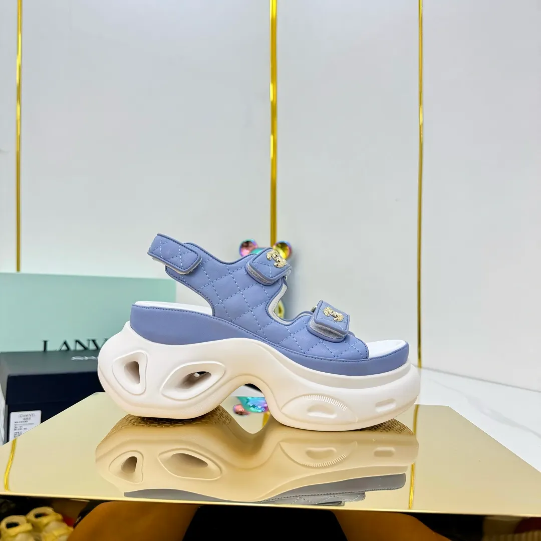 👟👟Ex-factory price 680👟👟 Top version... Chanel｜Chanel Xiaoxiang Velcro Beach Slippers Slippers Casual Beach Shoes 25ss Spring and Summer New Style! Beach shoes are a hit all over the internet! The latest model from the counter, I am still willing to buy it on my feet. It must be ranked among the most popular models. It is invincible in all seasons. Various bloggers and Internet celebrities can see the matching styles. Highly recommended. Pearlescent sheepskin upper, sheepskin lining, suede for feet. Original open-molded TPU outsole size: 35-40 (customized for 40 and 41). Full set of original packaging 👉 👉 👉 👉 👉